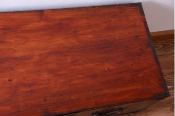 アンティーク家具　古民具・骨董　金具の立派な観音扉の古い衣装箪笥(2)