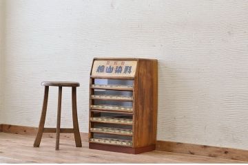 レトロ家具　古い洋品店のレトロな上蓋付き小引出し