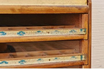 レトロ家具　古い洋品店のレトロな上蓋付き小引出し