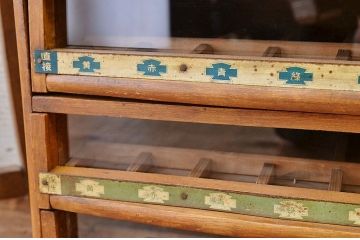 レトロ家具　古い洋品店のレトロな上蓋付き小引出し