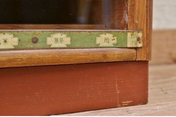 レトロ家具　古い洋品店のレトロな上蓋付き小引出し