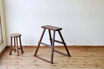 アンティーク雑貨　古い木の小振りな折り畳み式踏み台