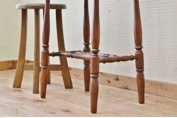 アンティーク家具　素敵なデザイン!アンティークサイドテーブル(花台)