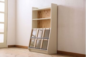 アンティーク家具　アンティーク　パタパタ扉付き!ナラ材製の気泡ガラス入りペイント本棚(マガジンラック)(2)