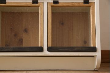 アンティーク家具　アンティーク　パタパタ扉付き!ナラ材製の気泡ガラス入りペイント本棚(マガジンラック)(2)