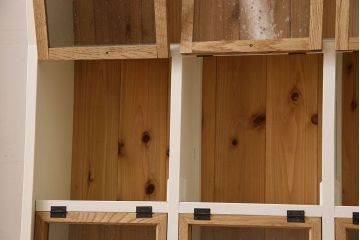 アンティーク家具　アンティーク　パタパタ扉付き!ナラ材製の気泡ガラス入りペイント本棚(マガジンラック)(2)