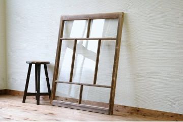 古い木味のシンプルなガラス窓2　