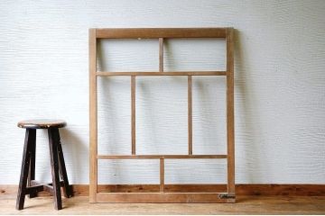 古い木味のシンプルなガラス窓2　