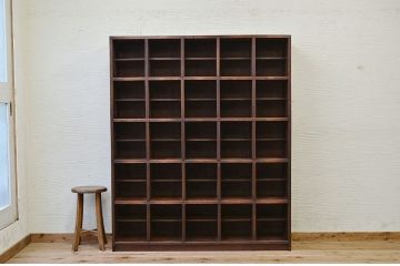 アンティーク家具　古い学校の重厚な下駄箱2　(飾り棚、マス目棚)