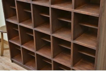 アンティーク家具　古い学校の重厚な下駄箱2　(飾り棚、マス目棚)