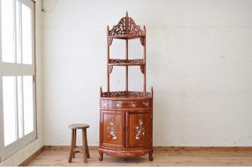 中古　装飾の美しい唐木製の高級コーナーラック(飾り棚)