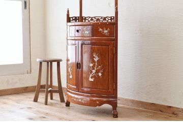 中古　装飾の美しい唐木製の高級コーナーラック(飾り棚)