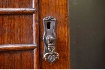 アンティーク家具　イギリスアンティーク　シンプルなワードローブ