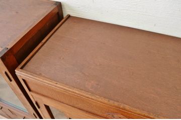 アンティーク家具　☆素敵なデザイン!二段重ねアンティーク収納棚(食器棚)