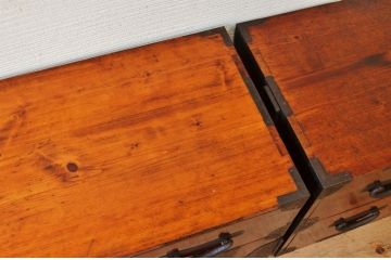 アンティーク家具　☆古民具　骨董　漆の綺麗な味のある二段重ね時代箪笥