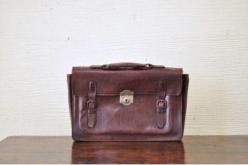アンティーク雑貨　古い本革製のバック2