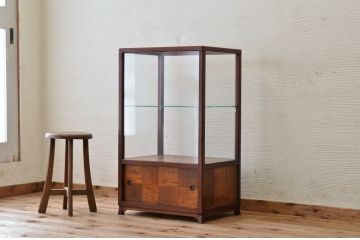 アンティーク家具　古い木の小振りなアンティークガラスケース(飾り棚)