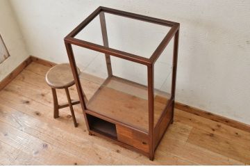 アンティーク家具　古い木の小振りなアンティークガラスケース(飾り棚)