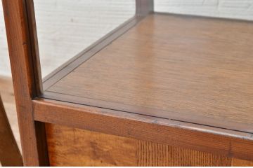 アンティーク家具　古い木の小振りなアンティークガラスケース(飾り棚)