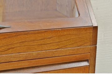 アンティーク家具　☆可愛いデザイン!メガネ屋ガラスケース