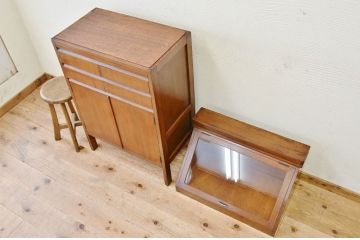 アンティーク家具　☆可愛いデザイン!メガネ屋ガラスケース