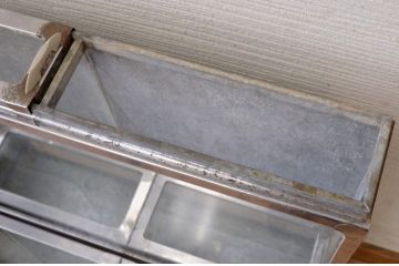 アンティーク家具　古い駄菓子屋のブリキL型ガラスケース1