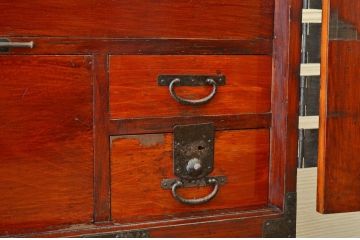 アンティーク家具　☆明治時代　漆の綺麗な観音開き時代箪笥