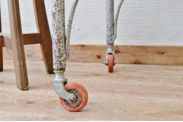 レトロ家具　アンティーク　レトロなアイアンキャスターワゴン