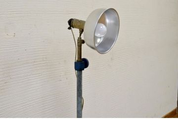 古い病院のアンティークスタンドライト