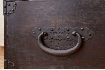 アンティーク家具　古民具・骨董　金具の立派な観音開き二段重ね時代箪笥