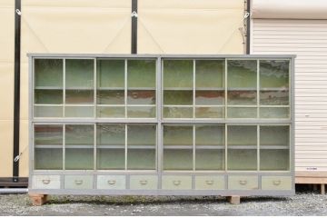 アンティーク家具　超特大幅3.5m　ペンキのはげた特注の大型収納棚(飾り棚、陳列棚、ガラスケース、ショーケース)