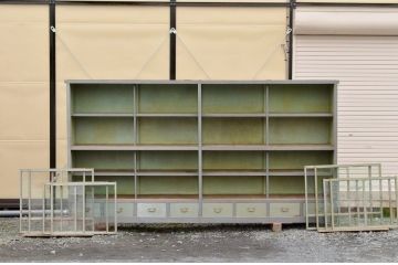 アンティーク家具　超特大幅3.5m　ペンキのはげた特注の大型収納棚(飾り棚、陳列棚、ガラスケース、ショーケース)