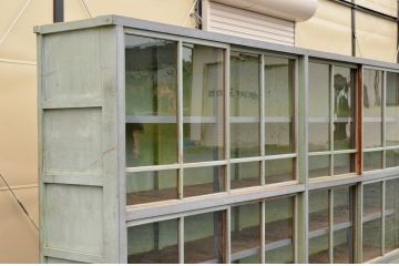 アンティーク家具　超特大幅3.5m　ペンキのはげた特注の大型収納棚(飾り棚、陳列棚、ガラスケース、ショーケース)
