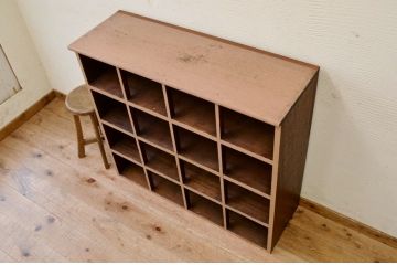 アンティーク家具　ナチュラルでシャビーな収納棚