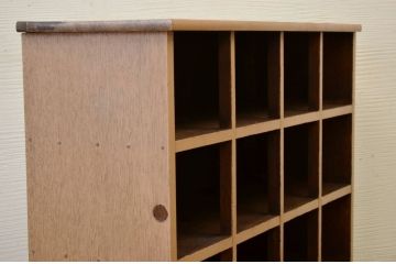 アンティーク家具　ナチュラルでシャビーな収納棚