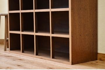 アンティーク家具　ナチュラルでシャビーな収納棚