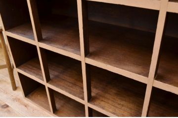 アンティーク家具　ナチュラルでシャビーな収納棚
