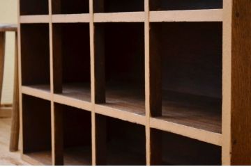 アンティーク家具　ナチュラルでシャビーな収納棚