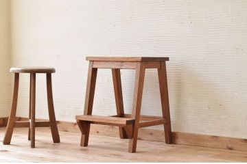 古い木のシンプルな踏み台