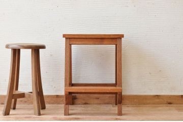 古い木のシンプルな踏み台