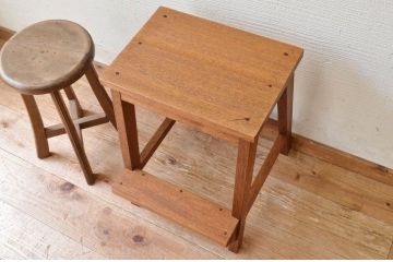 古い木のシンプルな踏み台
