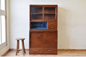レトロ家具　☆レトロなデザインのモールガラス食器棚
