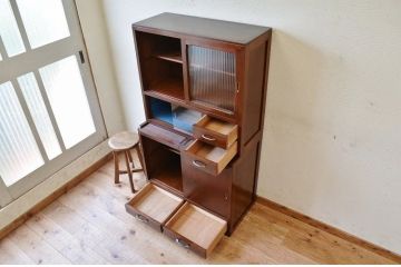 レトロ家具　☆レトロなデザインのモールガラス食器棚