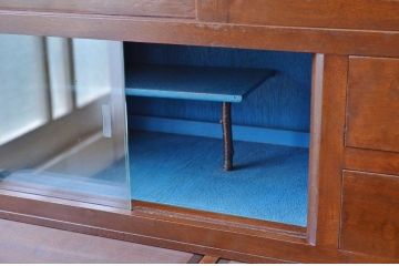 レトロ家具　☆レトロなデザインのモールガラス食器棚