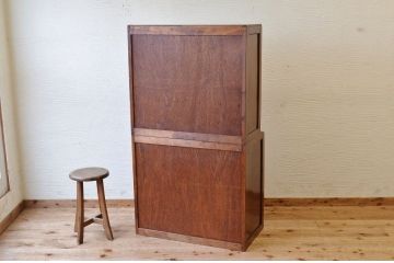 レトロ家具　☆レトロなデザインのモールガラス食器棚