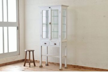 アンティーク家具　ペンキの剥げたアンティークケビントガラスケース