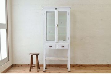 アンティーク家具　ペンキの剥げたアンティークケビントガラスケース