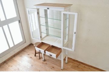 アンティーク家具　ペンキの剥げたアンティークケビントガラスケース