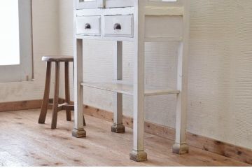 アンティーク家具　ペンキの剥げたアンティークケビントガラスケース