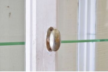 アンティーク家具　ペンキの剥げたアンティークケビントガラスケース